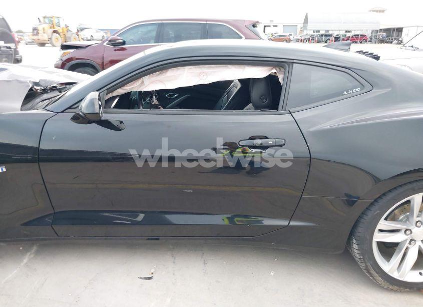 Photo 15 of 2018 Chevrolet Camaro 2LT (VIN 1G1FD1RS7J0145362)