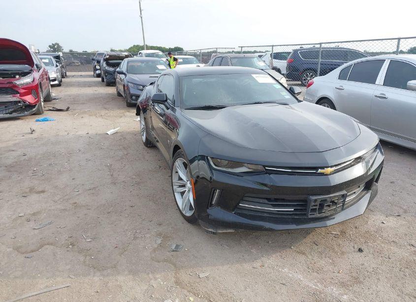 2018 Chevrolet Camaro 2LT (VIN 1G1FD1RS8J0143717) main photo