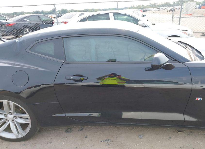 Photo 13 of 2018 Chevrolet Camaro 2LT (VIN 1G1FD1RS8J0143717)