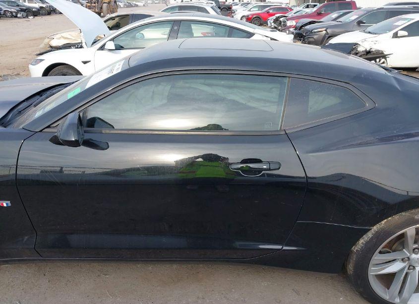 Photo 14 of 2018 Chevrolet Camaro 2LT (VIN 1G1FD1RS8J0143717)