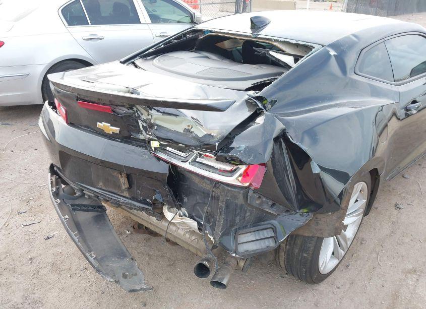 Photo 6 of 2018 Chevrolet Camaro 2LT (VIN 1G1FD1RS8J0143717)