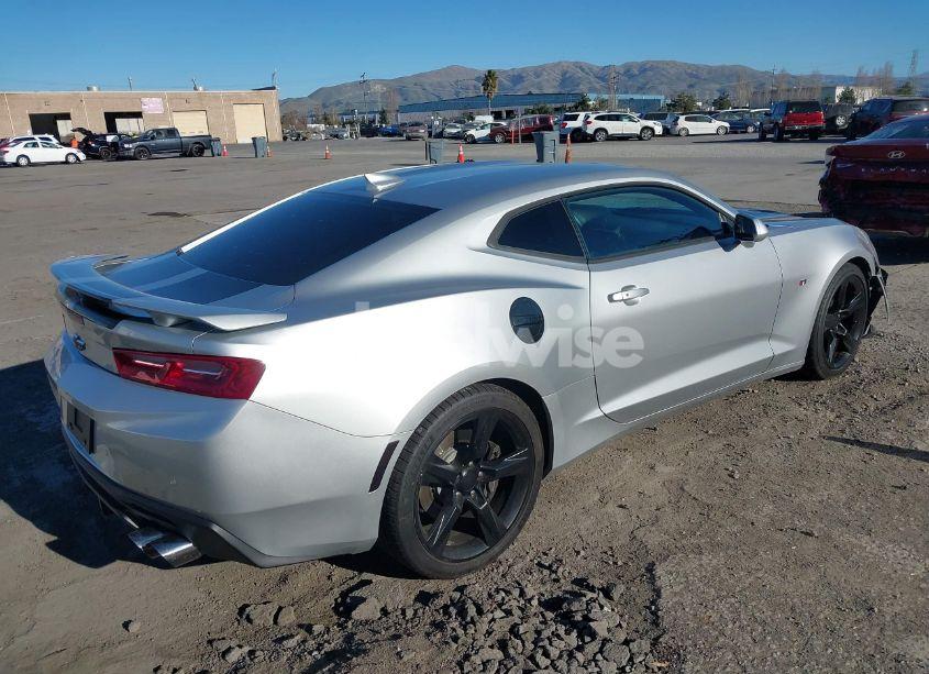 Photo 4 of 2017 Chevrolet Camaro 2SS (VIN 1G1FG1R75H0143851)