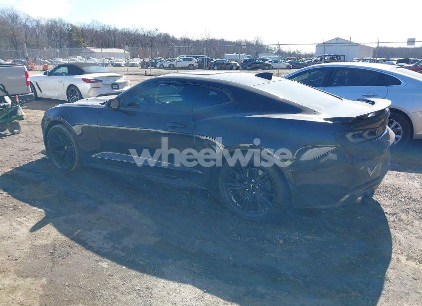 Photo 3 of 2018 Chevrolet Camaro 2SS (VIN 1G1FG1R77J0170121)