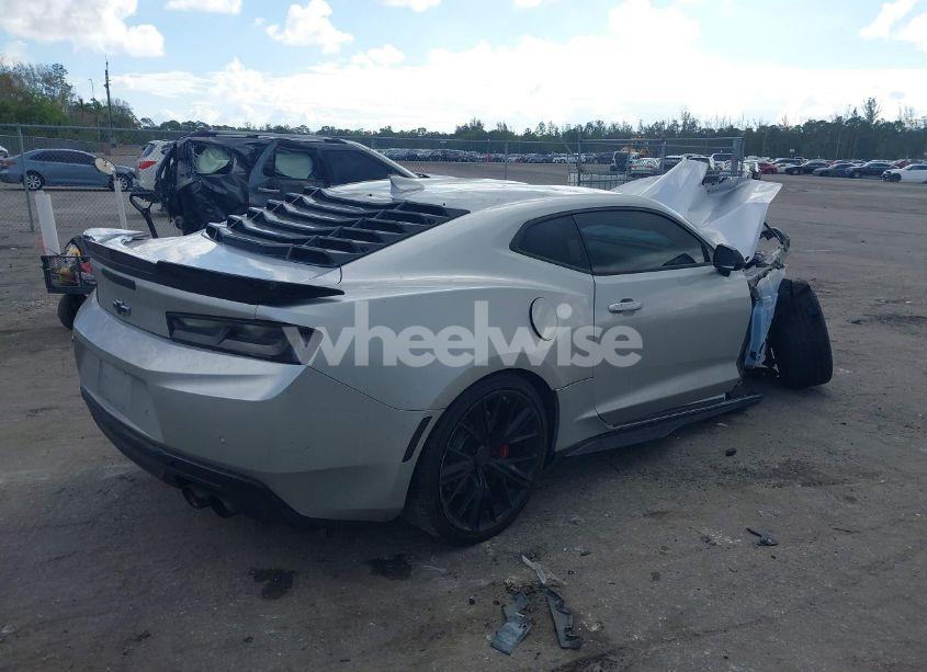 Photo 4 of 2018 Chevrolet Camaro 2SS (VIN 1G1FH1R72J0159136)