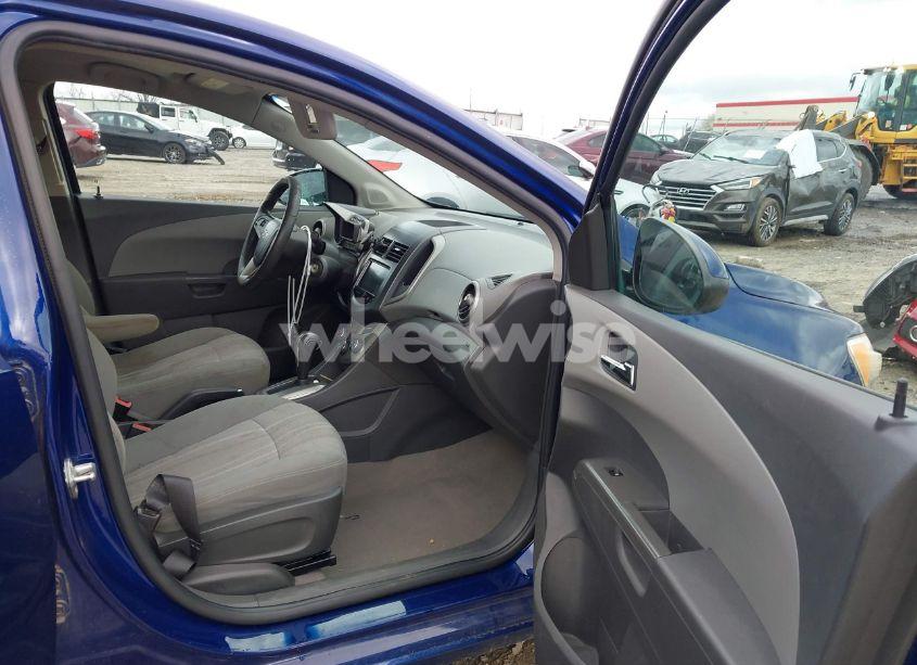 Photo 5 of 2013 Chevrolet Sonic LT AUTO (VIN 1G1JC5SBXD4132018)