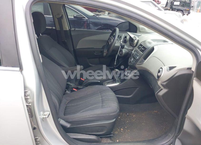 Photo 5 of 2014 Chevrolet Sonic LT AUTO (VIN 1G1JC5SG3E4103571)