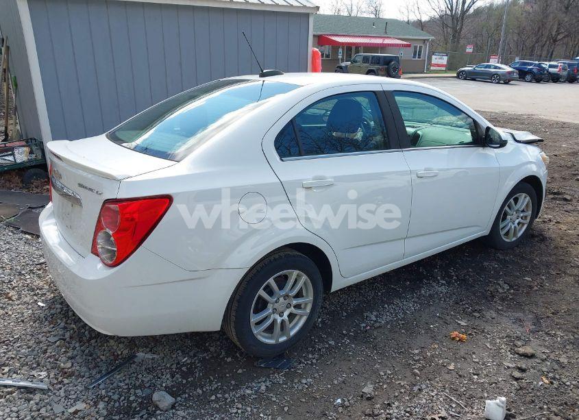 Photo 4 of 2015 Chevrolet Sonic LT AUTO (VIN 1G1JC5SG5F4147301)