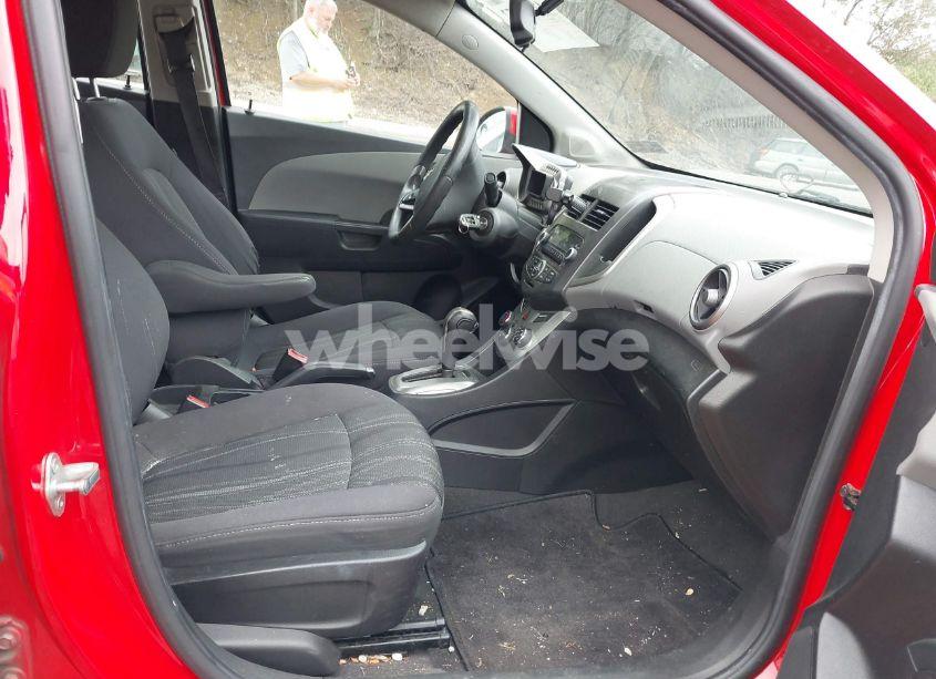 Photo 5 of 2014 Chevrolet Sonic LT AUTO (VIN 1G1JC5SG8E4230669)