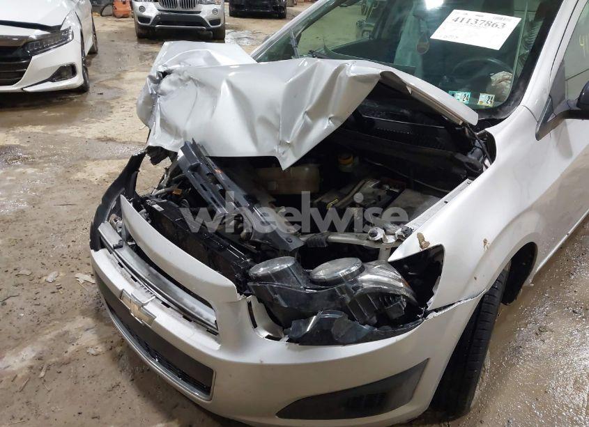 Photo 6 of 2015 Chevrolet Sonic LT AUTO (VIN 1G1JC5SG9F4133627)
