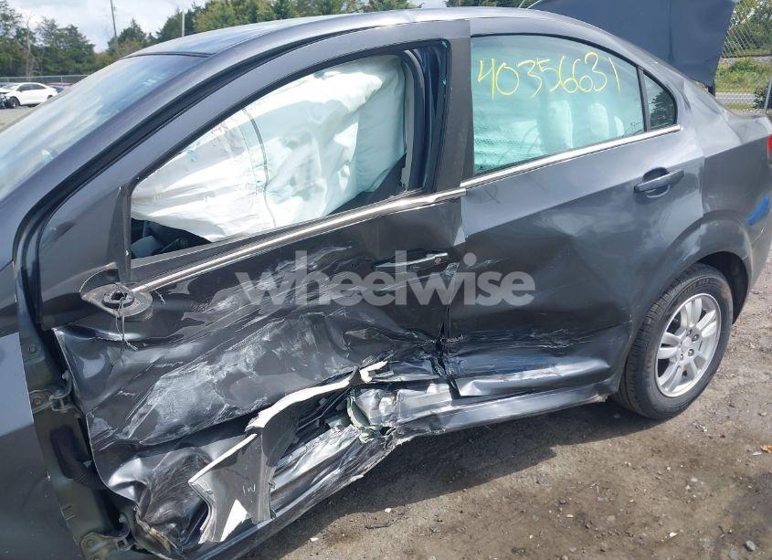 Photo 6 of 2013 Chevrolet Sonic LT AUTO (VIN 1G1JC5SH0D4134056)