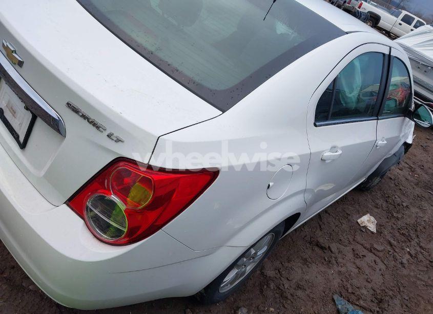 Photo 4 of 2014 Chevrolet Sonic LT AUTO (VIN 1G1JC5SH0E4210571)