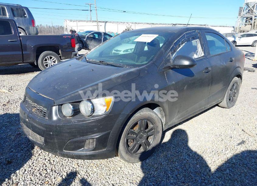 Photo 2 of 2015 Chevrolet Sonic LT AUTO (VIN 1G1JC5SH1F4213870)