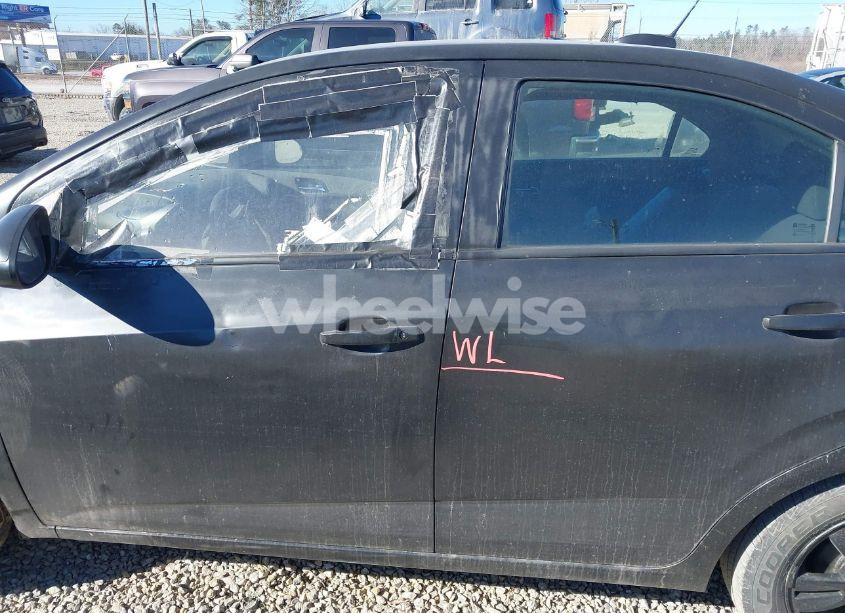 Photo 6 of 2015 Chevrolet Sonic LT AUTO (VIN 1G1JC5SH1F4213870)