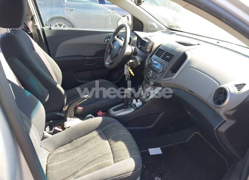 Photo 5 of 2014 Chevrolet Sonic LT AUTO (VIN 1G1JC5SH2E4101013)