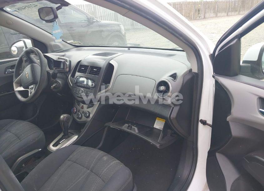 Photo 5 of 2014 Chevrolet Sonic LT AUTO (VIN 1G1JC5SH2E4162166)