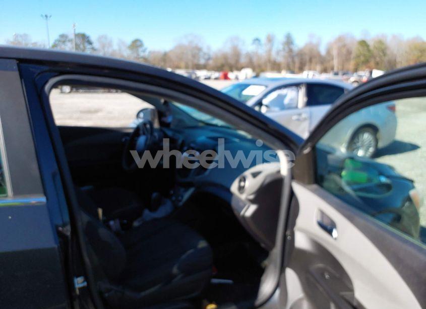 Photo 5 of 2014 Chevrolet Sonic LT AUTO (VIN 1G1JC5SH3E4148597)