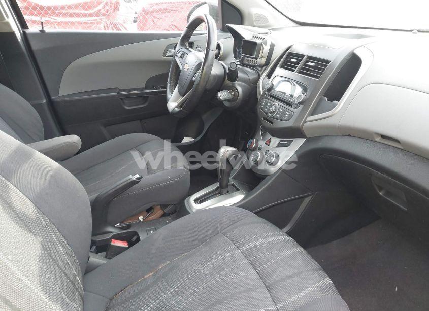 Photo 5 of 2014 Chevrolet Sonic LT AUTO (VIN 1G1JC5SH4E4172116)