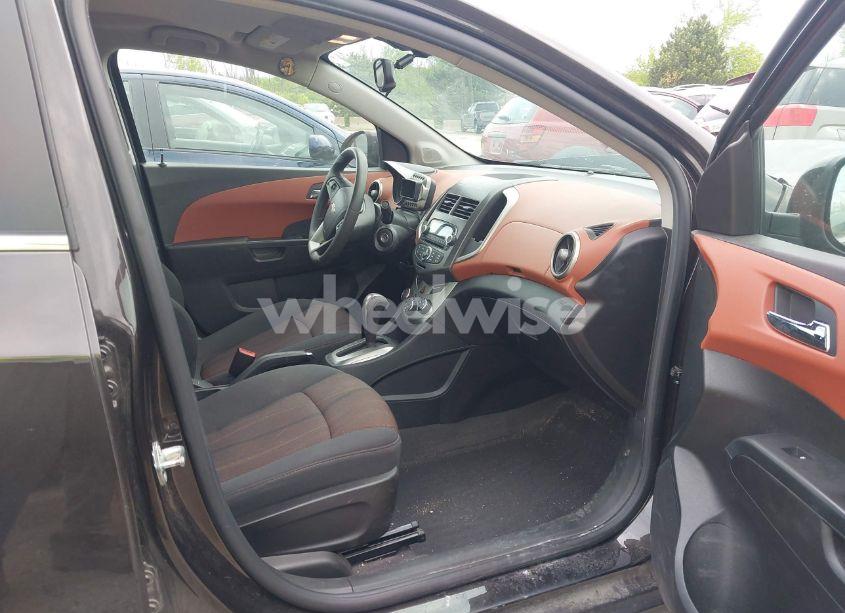 Photo 5 of 2015 Chevrolet Sonic LT AUTO (VIN 1G1JC5SH5F4158047)