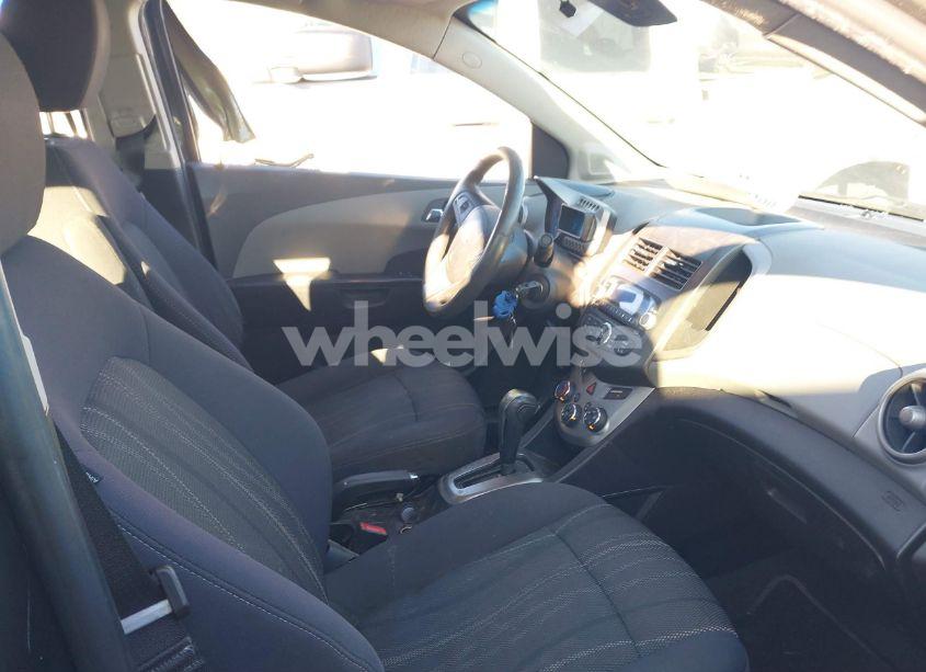 Photo 5 of 2014 Chevrolet Sonic LT AUTO (VIN 1G1JC5SH6E4183909)