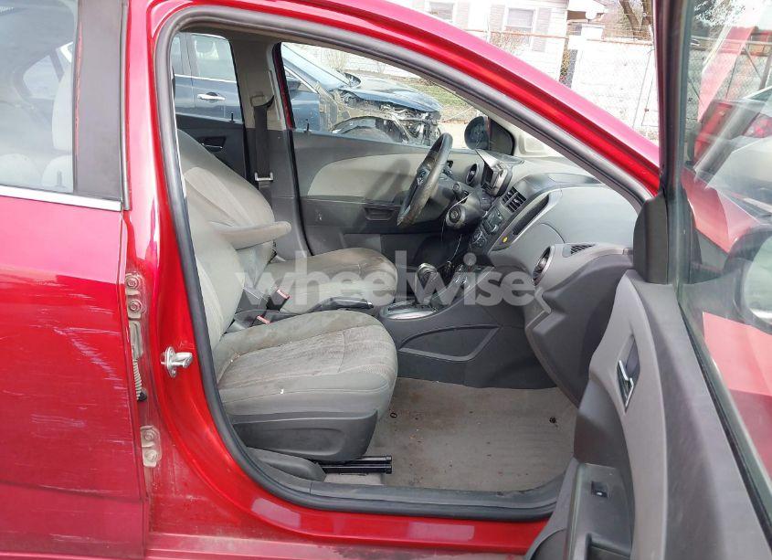 Photo 5 of 2013 Chevrolet Sonic LT AUTO (VIN 1G1JC5SH8D4148299)