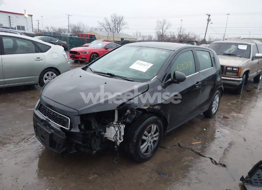 Photo 2 of 2014 Chevrolet Sonic LT AUTO (VIN 1G1JC6SGXE4232882)