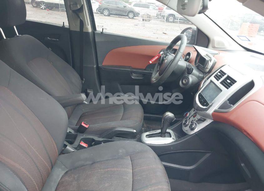 Photo 5 of 2014 Chevrolet Sonic LT AUTO (VIN 1G1JC6SH8E4229617)