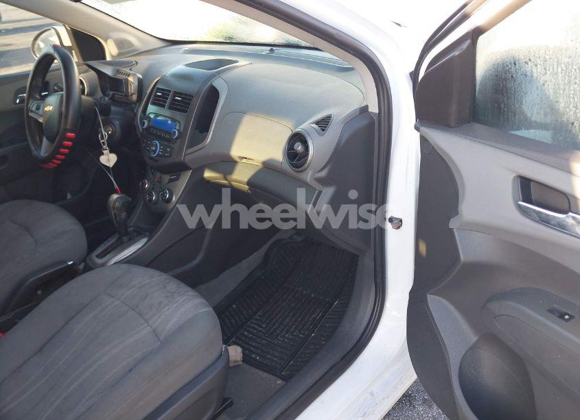 Photo 5 of 2014 Chevrolet Sonic LT AUTO (VIN 1G1JC6SH8E4231285)