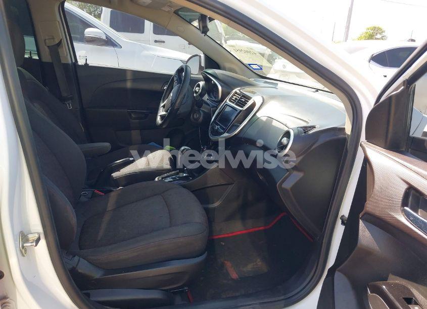 Photo 5 of 2020 Chevrolet Sonic FWD LT (VIN 1G1JD5SB0L4126918)