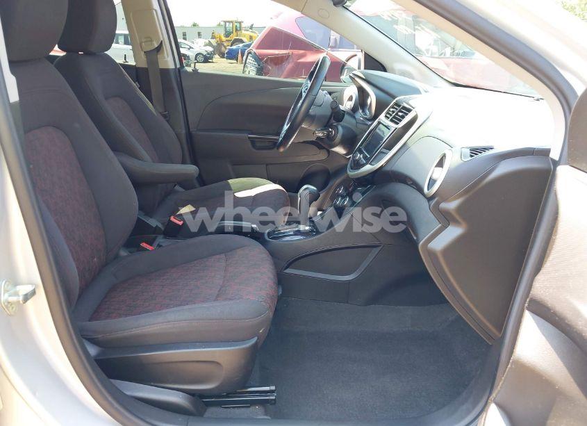 Photo 5 of 2020 Chevrolet Sonic FWD LT (VIN 1G1JD5SB2L4106427)