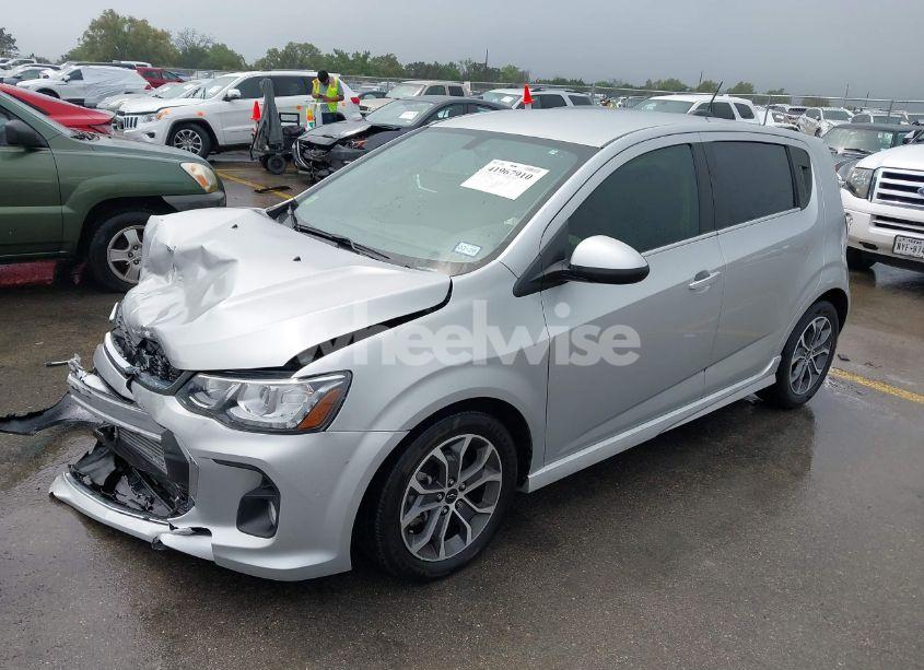 Photo 2 of 2020 Chevrolet Sonic FWD LT 5-DOOR (VIN 1G1JD6SB0L4136676)