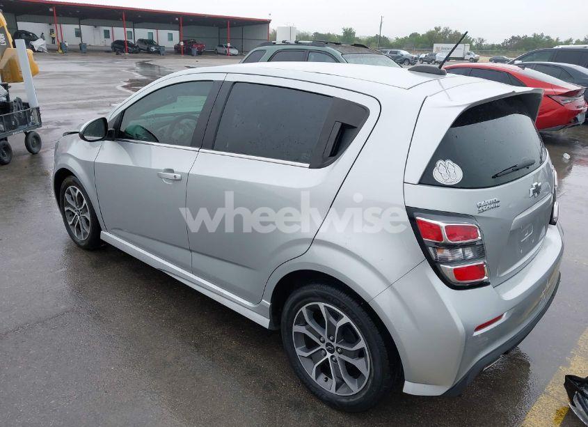 Photo 3 of 2020 Chevrolet Sonic FWD LT 5-DOOR (VIN 1G1JD6SB0L4136676)