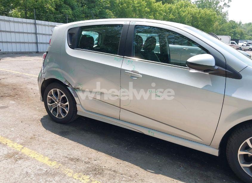 Photo 6 of 2018 Chevrolet Sonic LT AUTO (VIN 1G1JD6SHXJ4125976)