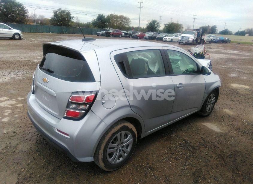 Photo 4 of 2020 Chevrolet Sonic FWD 1FL 5-DOOR (VIN 1G1JG6SB0L4129413)