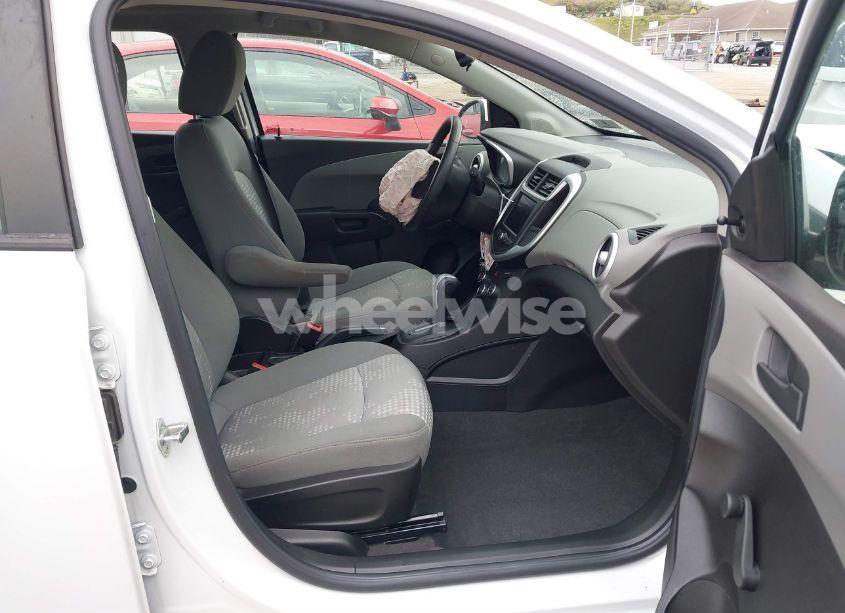 Photo 5 of 2020 Chevrolet Sonic FWD 1FL 5-DOOR (VIN 1G1JG6SB8L4123715)