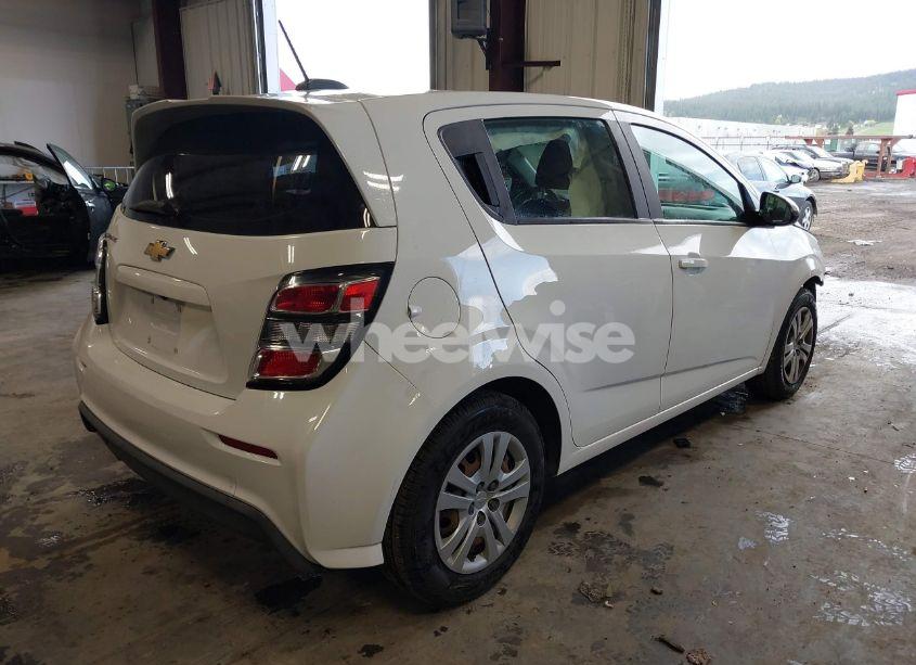 Photo 4 of 2018 Chevrolet Sonic LT AUTO (VIN 1G1JG6SH0J4104044)