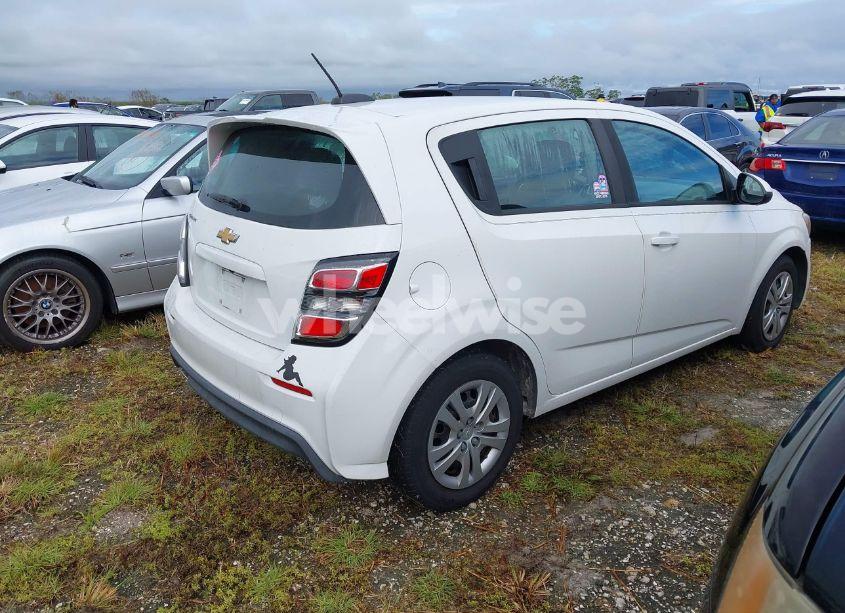 Photo 4 of 2017 Chevrolet Sonic LT AUTO (VIN 1G1JG6SH8H4166785)