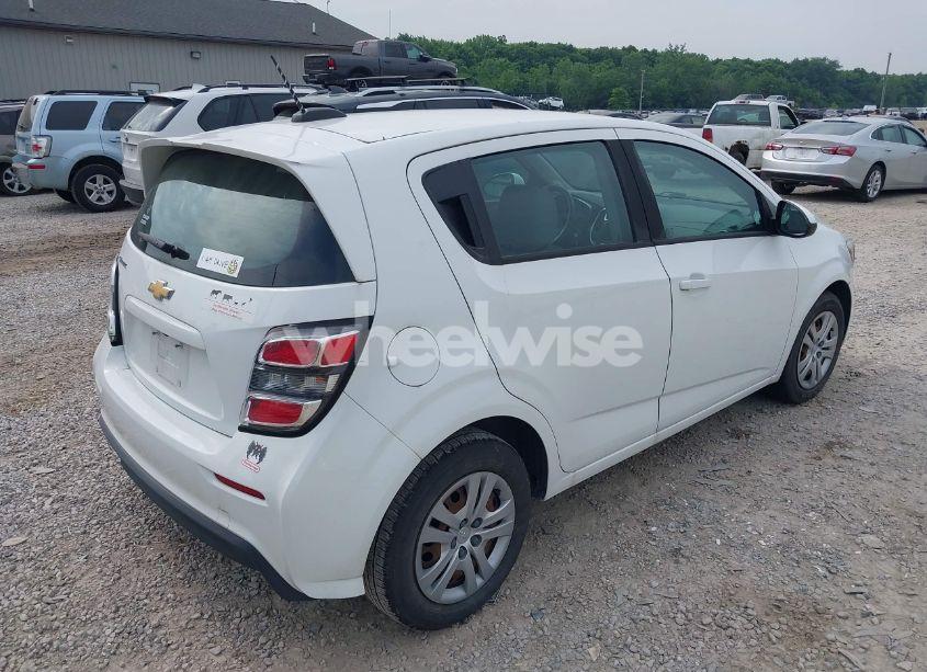 Photo 4 of 2018 Chevrolet Sonic LT AUTO (VIN 1G1JG6SH9J4107802)