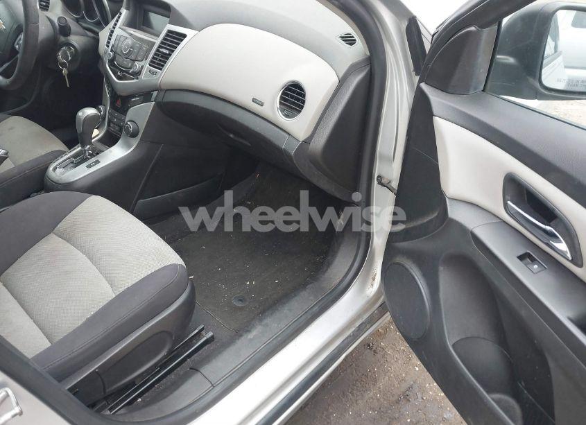 Photo 5 of 2014 Chevrolet Cruze LS AUTO (VIN 1G1PA5SG0E7255189)