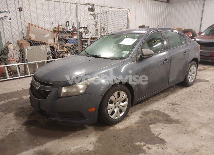 Photo 2 of 2014 Chevrolet Cruze LS AUTO (VIN 1G1PA5SG0E7348780)