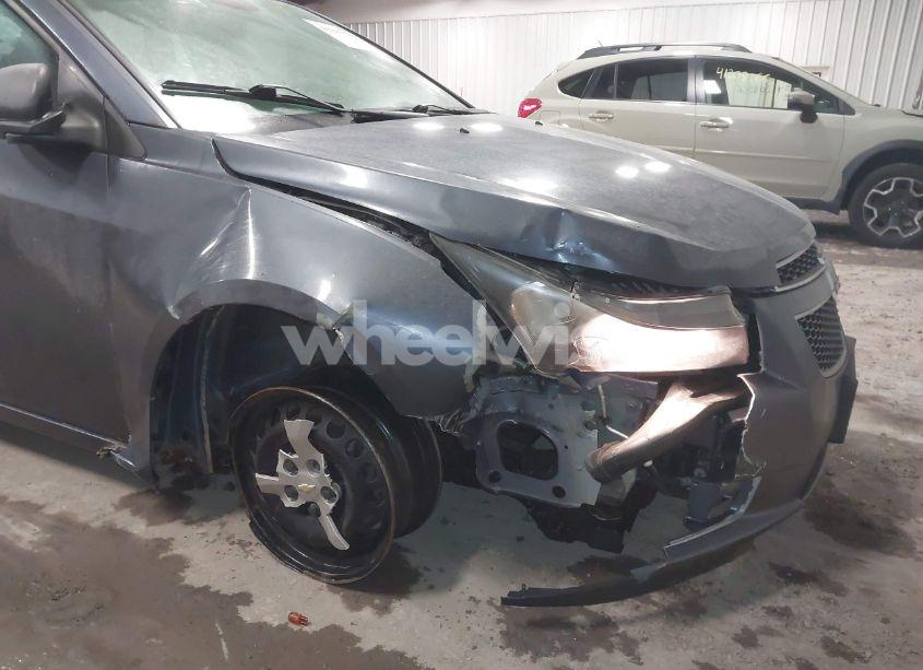 Photo 6 of 2014 Chevrolet Cruze LS AUTO (VIN 1G1PA5SG0E7348780)