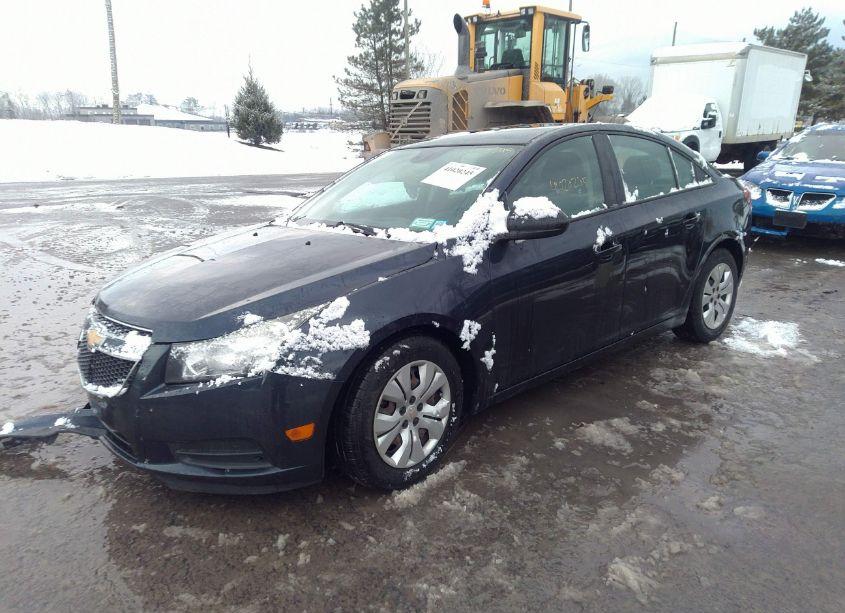 Photo 2 of 2014 Chevrolet Cruze LS AUTO (VIN 1G1PA5SG0E7402255)