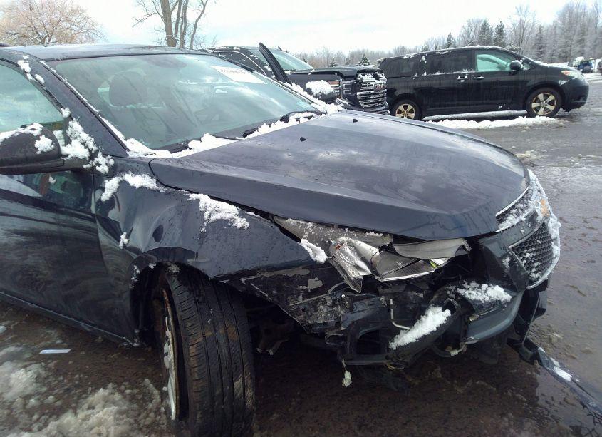 Photo 6 of 2014 Chevrolet Cruze LS AUTO (VIN 1G1PA5SG0E7402255)