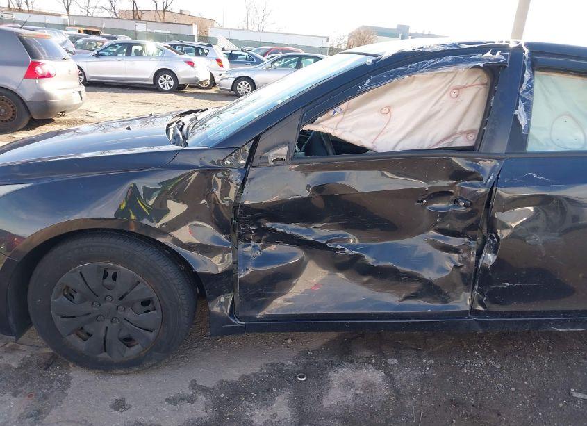 Photo 6 of 2015 Chevrolet Cruze LS AUTO (VIN 1G1PA5SG0F7114446)