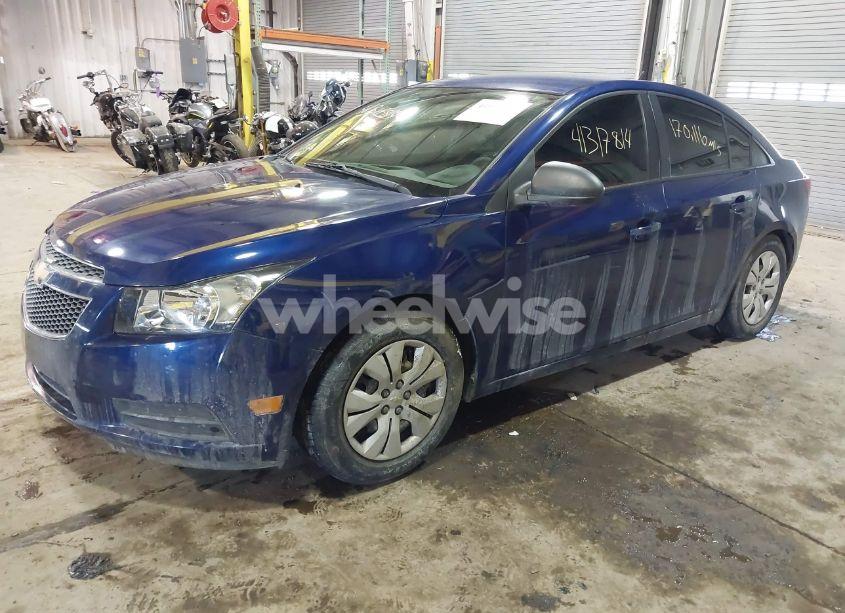 Photo 2 of 2013 Chevrolet Cruze LS AUTO (VIN 1G1PA5SG1D7124755)