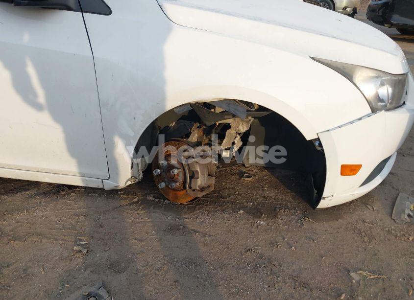 Photo 6 of 2013 Chevrolet Cruze LS AUTO (VIN 1G1PA5SG1D7218098)