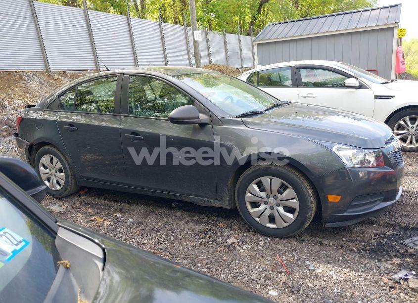Photo 13 of 2013 Chevrolet Cruze LS AUTO (VIN 1G1PA5SG1D7235841)