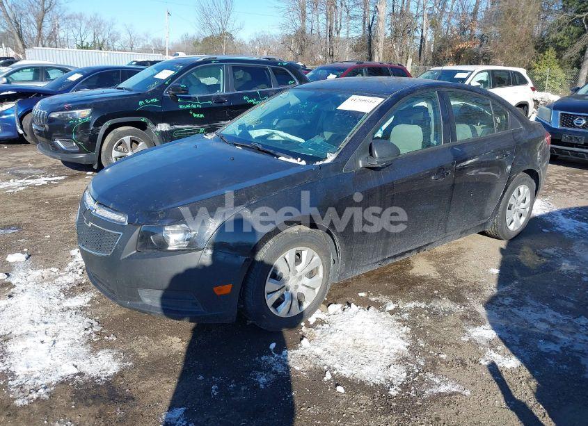 Photo 2 of 2013 Chevrolet Cruze LS AUTO (VIN 1G1PA5SG2D7238781)