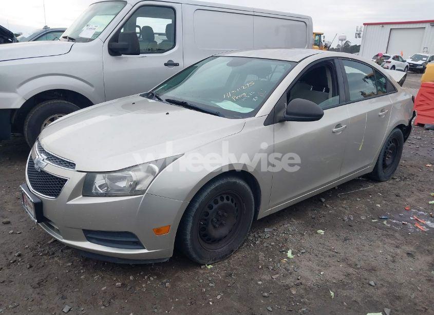 Photo 2 of 2013 Chevrolet Cruze (VIN 1G1PA5SG2D7290931)