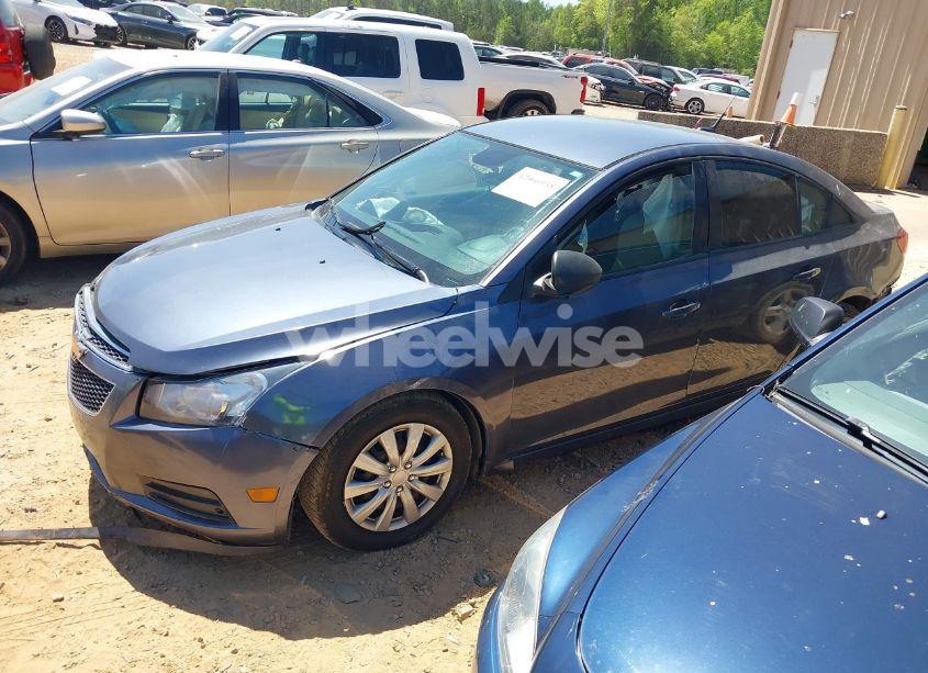 Photo 2 of 2014 Chevrolet Cruze LS AUTO (VIN 1G1PA5SG2E7166403)