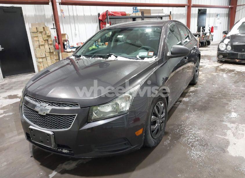 Photo 2 of 2014 Chevrolet Cruze LS AUTO (VIN 1G1PA5SG2E7206544)